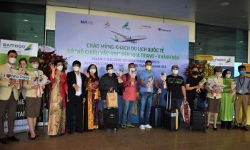 Chuyến bay đưa khách quốc tế có 'hộ chiếu vắc xin' đầu tiên đến Khánh Hòa