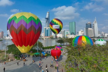 Khinh khí cầu rực rỡ trên bầu trời TP HCM