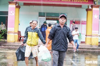 Người dân miền Trung khăn gói chạy bão số 4