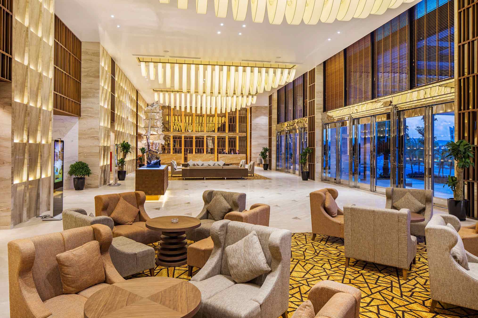 Sảnh khách sạn Wyndham Legend Hạ Long được thiết kế vô cùng xa hoa, đẳng cấp