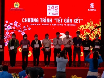 Tặng quà cho 135 công nhân bị ảnh hưởng do dịch COVID-19