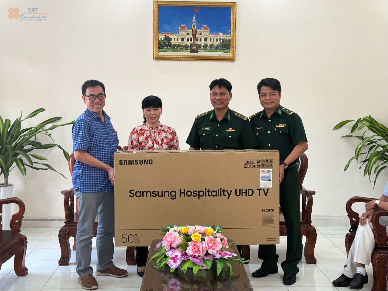 trao tang TV BP Can Thanh (2)