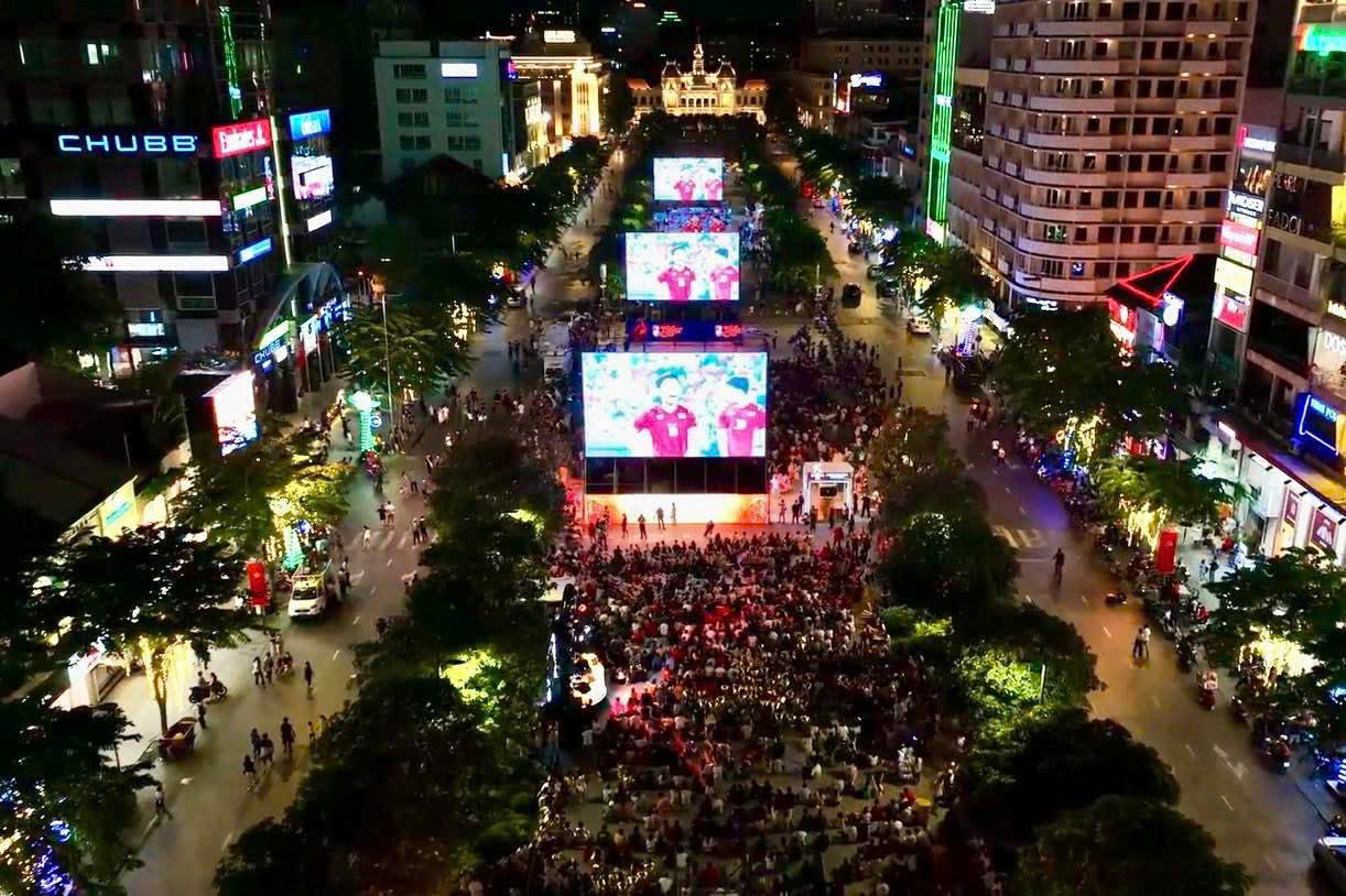 Màn hình LED cỡ lớn tiếp lửa tuyển Việt Nam trận bán kết ASEAN Cup 2026